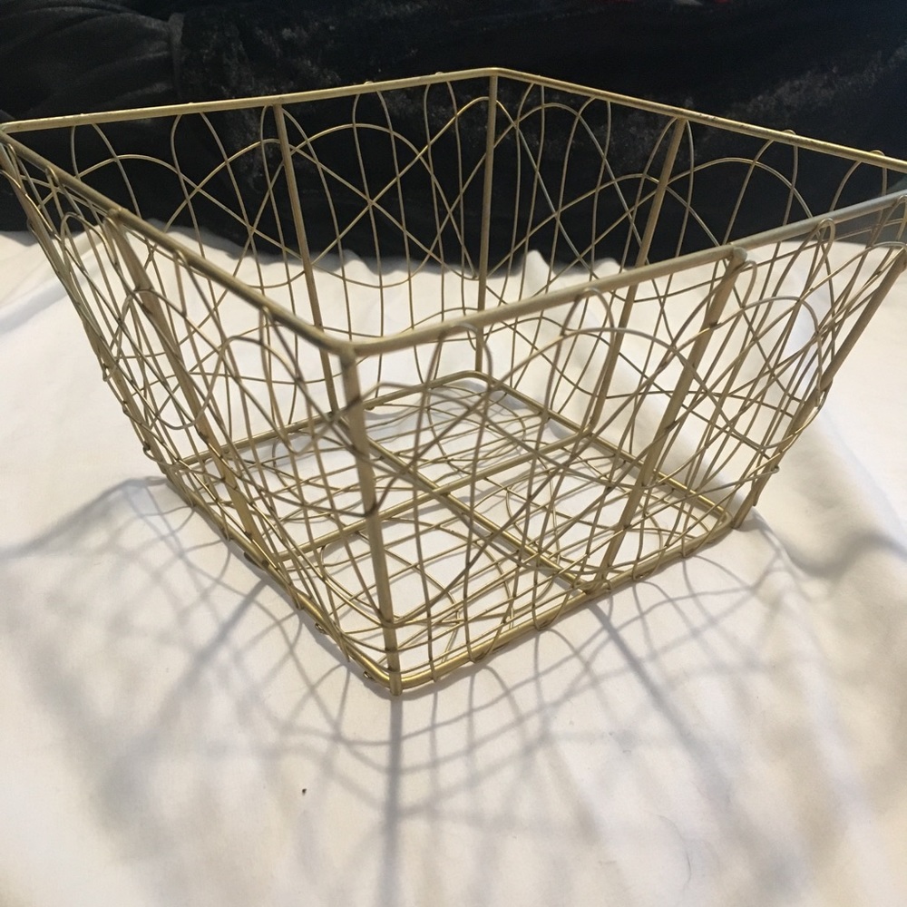 Gold wire basket 🎁